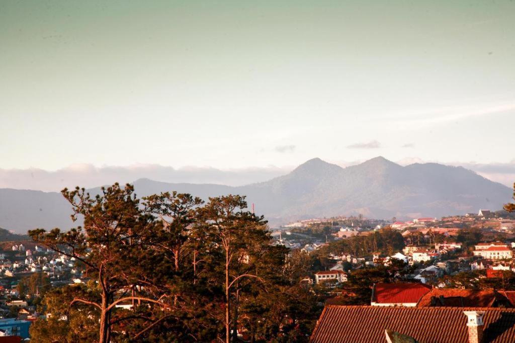 Hoa Sen Vang Hotel Dalat Exterior photo