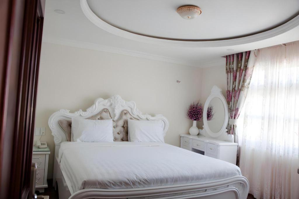 Hoa Sen Vang Hotel Dalat Exterior photo