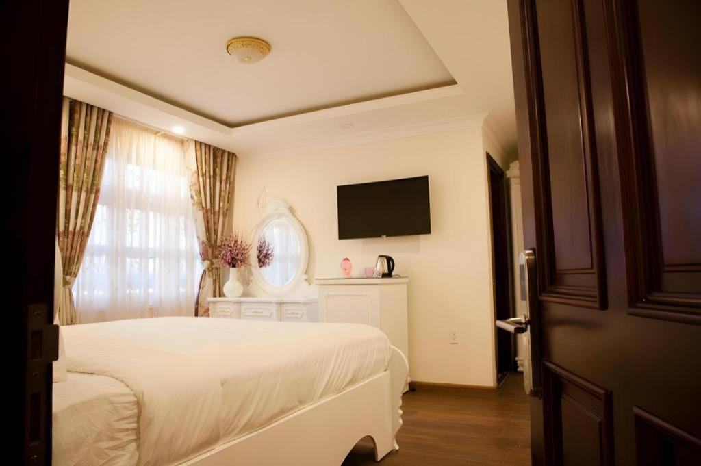Hoa Sen Vang Hotel Dalat Exterior photo