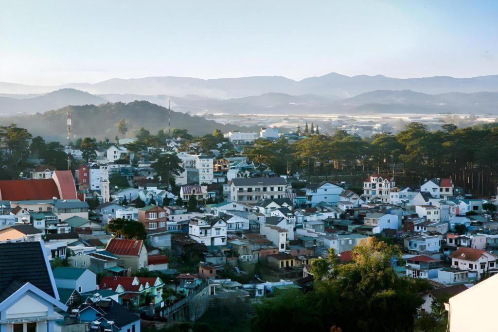 Hoa Sen Vang Hotel Dalat Exterior photo