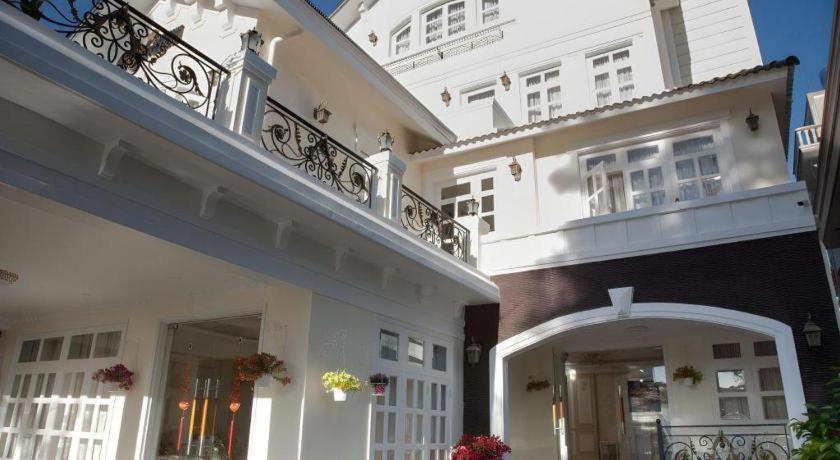 Hoa Sen Vang Hotel Dalat Exterior photo
