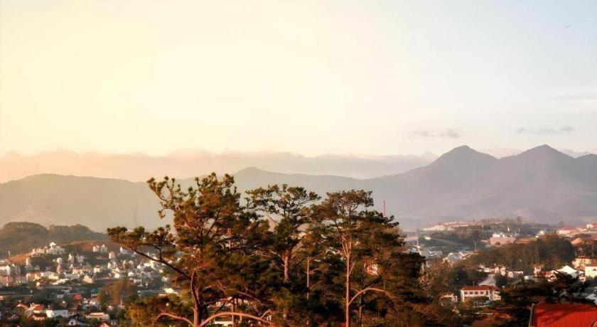 Hoa Sen Vang Hotel Dalat Exterior photo